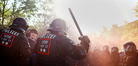 Eskalieren können sie: Behelmte Knüppelträger am Sonnabend in de...