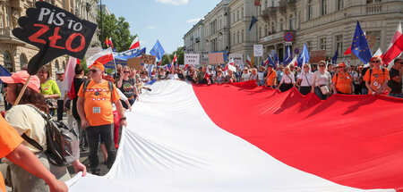 Passend zu Tusks Plan, die Polen wieder zu einen: Eine überdimen...