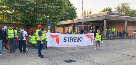 Für mehr Patte: Protestauflauf vor Bahlsen-Zentrale in Tempelhof... Für mehr Patte: Protestauflauf vor Bahlsen-Zentrale in Tempelhof...
