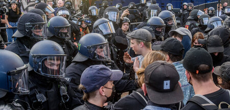 Polizei geht gegen antifaschistische Demonstranten vor (Leipzig,...