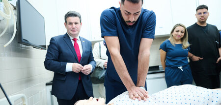 Simulierte Reanimation in Uniklinik in Brasília: Heil schaut zu ... Simulierte Reanimation in Uniklinik in Brasília: Heil schaut zu ...