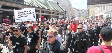 »Vogelschiss im Dienst des Kapitals«: Anti-AfD-Demonstration zie... »Vogelschiss im Dienst des Kapitals«: Anti-AfD-Demonstration zie...