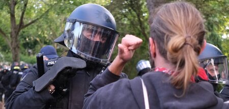 Ob sich unter dem Helm ein Sozialdemokrat verbirgt? Beamter und ... Ob sich unter dem Helm ein Sozialdemokrat verbirgt? Beamter und ...