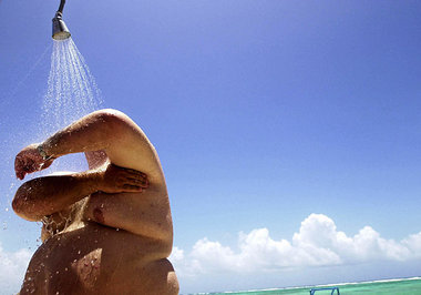 Dem Bastard genügt eine kalte Dusche zum Paradies – Volly Tanner...