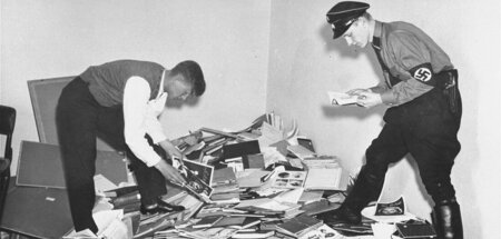 Ein Student und ein junger SA-Mann durchwühlen aus der Bibliothe... Ein Student und ein junger SA-Mann durchwühlen aus der Bibliothe...