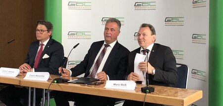 Kamen nicht zu Wort: Claus Weselskys (M.) Begleiter links und re... Kamen nicht zu Wort: Claus Weselskys (M.) Begleiter links und re...