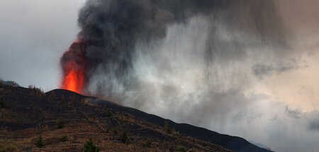 Ein neuer Krater reißt auf der Vulkaninsel La Palma auf