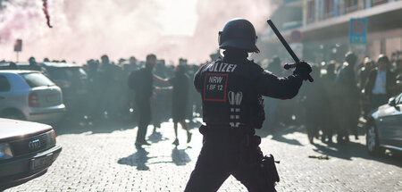 Auch wenn die Knüppel der Büttel Köpfe und Weichteile treffen, b... Auch wenn die Knüppel der Büttel Köpfe und Weichteile treffen, b...