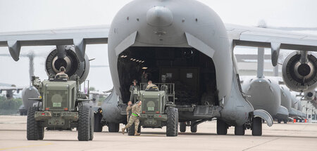 Riesenaufwand: US-amerikanische Transportmaschinen auf Flugplatz...