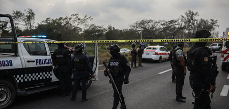 Mexikanische Polizisten und Militärangehörige sichern ein Gebiet