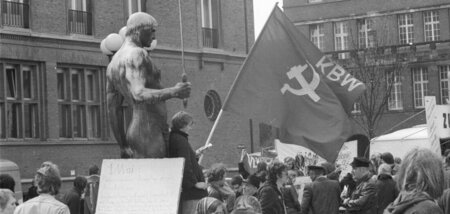 Mit wehender Fahne in die Staatsapparate: KBW (hier in Kiel 1976...