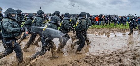 Auf Krawall gebürstet: Bereitschaftpolizei attackiert Umweltschü... Auf Krawall gebürstet: Bereitschaftpolizei attackiert Umweltschü...