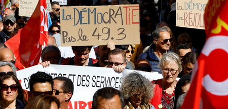 »Demokratie, nicht 49.3«: Proteste gegen Macron in Nizza (28.3.2...