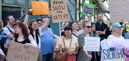 Kein Weiter-so: Protest gegen Band Rammstein vor Konzert in Münc...