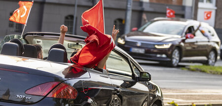Mit Wolfsgruß und türkischer Fahne: Autokorso am Wahlabend (Duis...