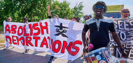 Während die einen gegen Abschiebungen protestieren, planen ander...