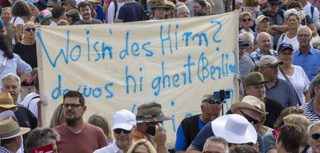 Bayerischer Humor: Transparente bei der Kundgebung in Erding (10...