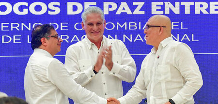 RTRMADP_3_COLOMBIA-PEACE.JPG