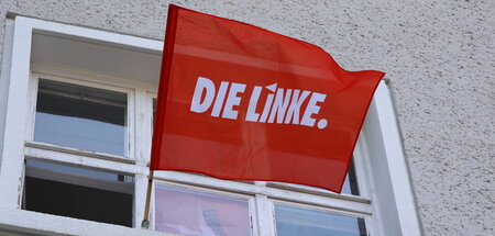 Feindliche Übernahme? Fenster des Karl-Liebknecht-Hauses in Berl...