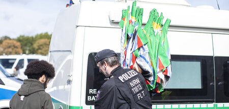 Polizei sammelt verbotene kurdische Fahnen vor einer Demonstrati...