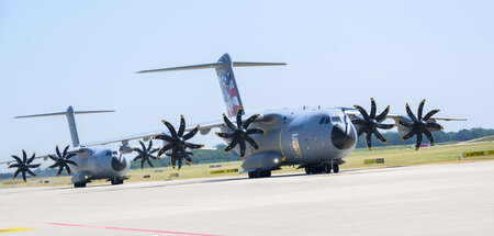 Zwei Airbus A400M der Luftwaffe landen zu Beginn des NATO-Manöve...