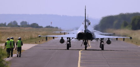 Kampfflugzeug der Luftwaffe beim Start bei »Air Defender 23« (Ke...