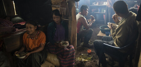 Ohne Strom: Familie beim Frühstück im guatemaltekischen Nuevo Qu...