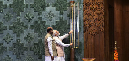 Chauvinisten am Werk: Der indische Premier Narendra Modi (r.) be...