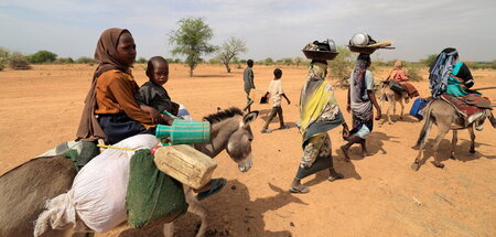 Flucht durch die Wüste vor Kämpfen im Sudan (Chad, 12.5.2023) Flucht durch die Wüste vor Kämpfen im Sudan (Chad, 12.5.2023)