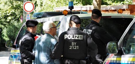 Polizisten führen Künstler Günter Wangerin ab (München, 13.6.202... Polizisten führen Künstler Günter Wangerin ab (München, 13.6.202...