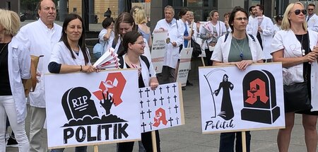 Viel Hoffnung haben sie nicht: Totengräberstimmung am Potsdamer ...