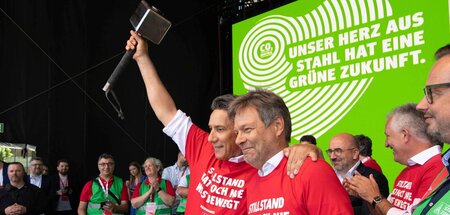 Gesamtbetriebsratsvorsitzender Tekin Nasikkol und Wirtschaftsmin... Gesamtbetriebsratsvorsitzender Tekin Nasikkol und Wirtschaftsmin...