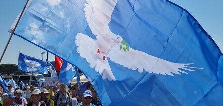 Hunderte Kriegsgegner demonstrieren am Sonnabend vor dem Luftwaf... Hunderte Kriegsgegner demonstrieren am Sonnabend vor dem Luftwaf...