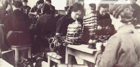 Weibliche Häftlinge in Aichach beschneiden 1944 Gummiteile für G... Weibliche Häftlinge in Aichach beschneiden 1944 Gummiteile für G...