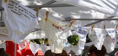 Schlüppis gegen Gewalt: Deutlicher Protest beim feministischen S... Schlüppis gegen Gewalt: Deutlicher Protest beim feministischen S...