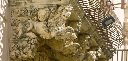 Balkon mit sizilianischen Grotesken am Palazzo Nicolaci Balkon mit sizilianischen Grotesken am Palazzo Nicolaci