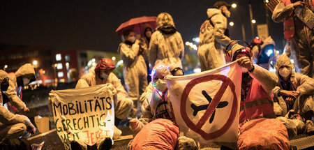 Anhänger der Initiative »CancelLEJ« in der Nacht zum 10. Juli 20... Anhänger der Initiative »CancelLEJ« in der Nacht zum 10. Juli 20...