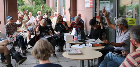 Vollversammlung der jW-Genossenschaft 2022 auf der Terrasse der ...