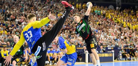 Genützt hat es nix: Andreas Wolff, Keeper von KS Kielce, hebt da...