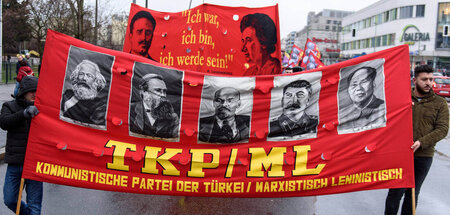Teilnehmende der Partei beim Gedenken an die ermordeten Kommunis...