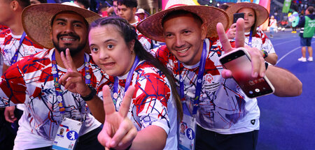 Berührende Momente: Die peruanische Delegation bei der Eröffnung...