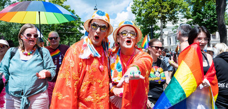 Bunt und schrill, wie der Name es sagt: Die Regenbogenparade in ...