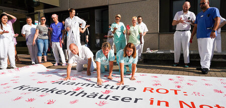 Protest mit roten Händen: Aktion im Kreiskrankenhaus Groß-Gerau ...