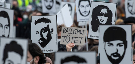 Nazis töten (auch): Bilder der Anschlagsopfer auf Plakaten bei e...