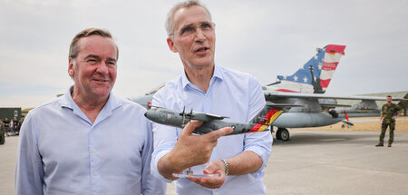 Männer führen Kriege: Jens Stoltenberg (r.) und Minister Boris P...