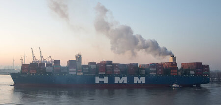 Was beim Schiffsantrieb als Abfall in Luft und Meer gepustet wir...