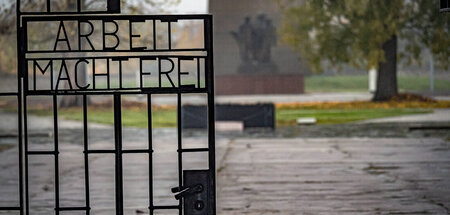 Eingangstor des ehemaligen Konzentrationslagers der Nazis im heu...