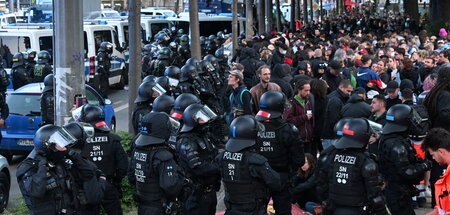Schwarzer Block beim Protest gegen das Urteil gegen die Antifasc...