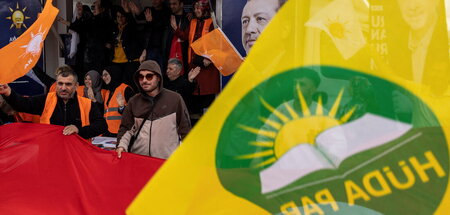 Hinter Hüda Par verbirgt sich die AKP. Fahne der kurdischen Isla...