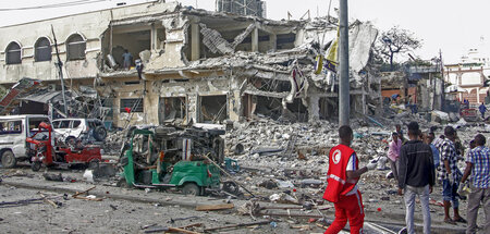 Komplett zerstört: Zwei Autobomben haben das Bildungsministerium...